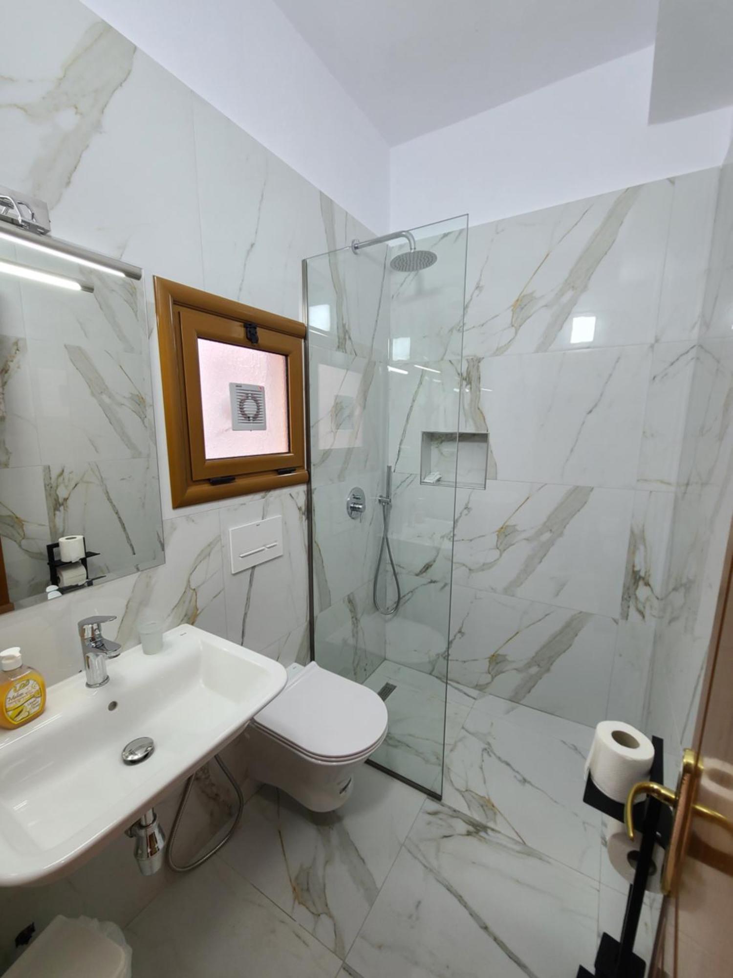 Hotel Martini Vlorë Quarto foto